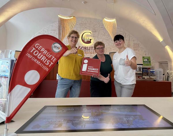 Starkes Team, starkes Ergebnis: Die Görlitz-Information wurde erneut mit der i-Marke für exzellenten Service zertifiziert.