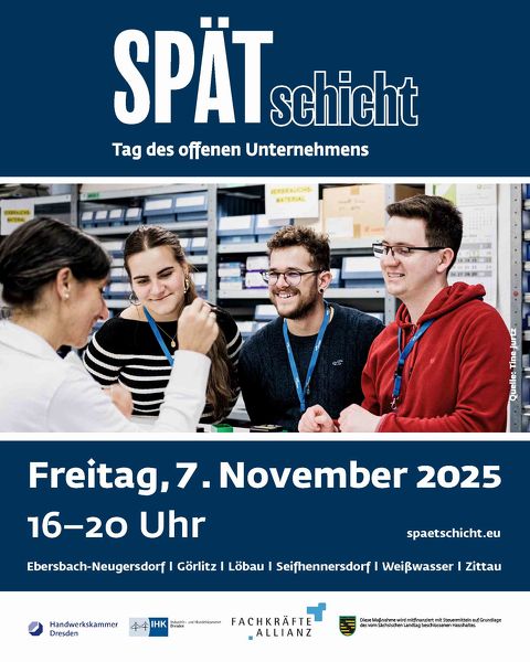 Ein Onlinebanner zur Bewerbung der Spätschicht am 7. November 2025. Neben Schrift zeigt es ein Foto von drei jungen Menschen, die sich ein Experiment anschauen.