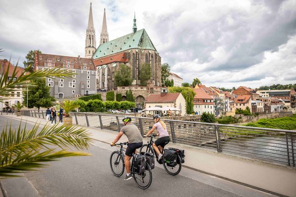 Radfahrer auf dem Weg nach Görlitz: Die Europastadt Görlitz begrüßte im ersten Halbjahr 2025 mehr Übernachtungsgäste. © Philipp Herfort