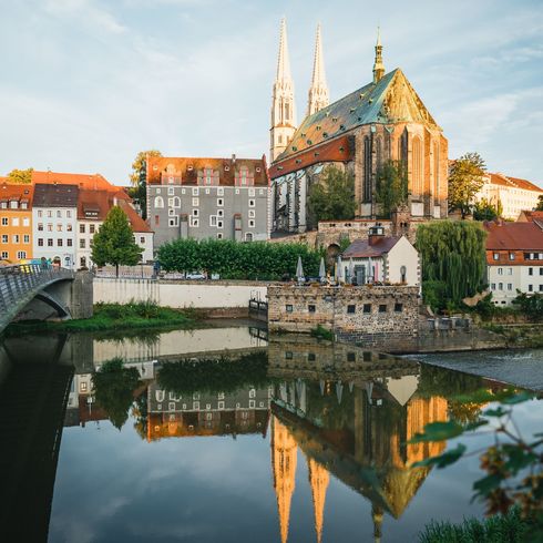 Spiegelung der Peterskirche in der Neiße von Polen aus fotografiert.