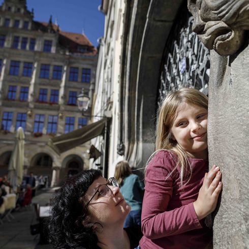 Kind flüstert beim Flüsterbogen