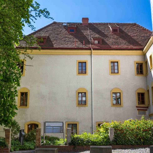 Ein historisches gelbes Geb&auml;ude