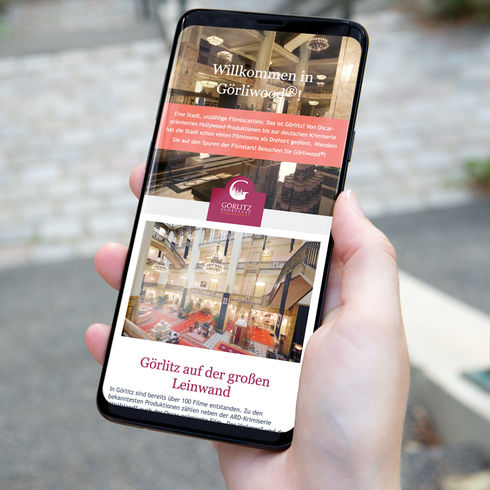 Eine Person hält ein Handy in der Hand