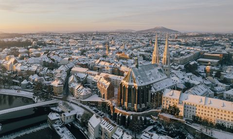 Blick auf das winterliche Görlitz mit Neiße und Peterskirche aus der Vogelperspektive