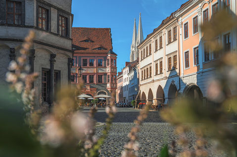 Blick auf den beschaulichen Untermarkt in Görlitz mit seinen historischen Gebäuden und den Türmen der Peterskirche.