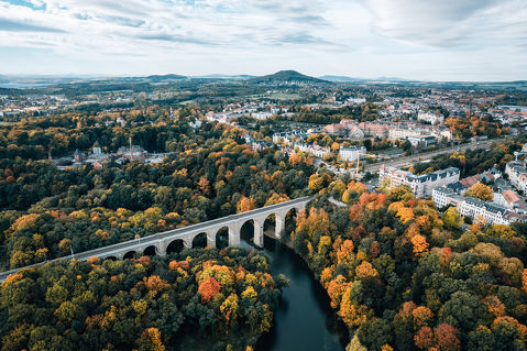 Herbstliches Stadtpanorama von Görlitz, aufgenommen aus der Vogelperspektive mit der Viadukt im Vorder- , und der Landeskrone im Hintergrund