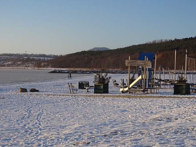 Der Spielplatz am Nordstrand des Berzdorfer Sees im Winter