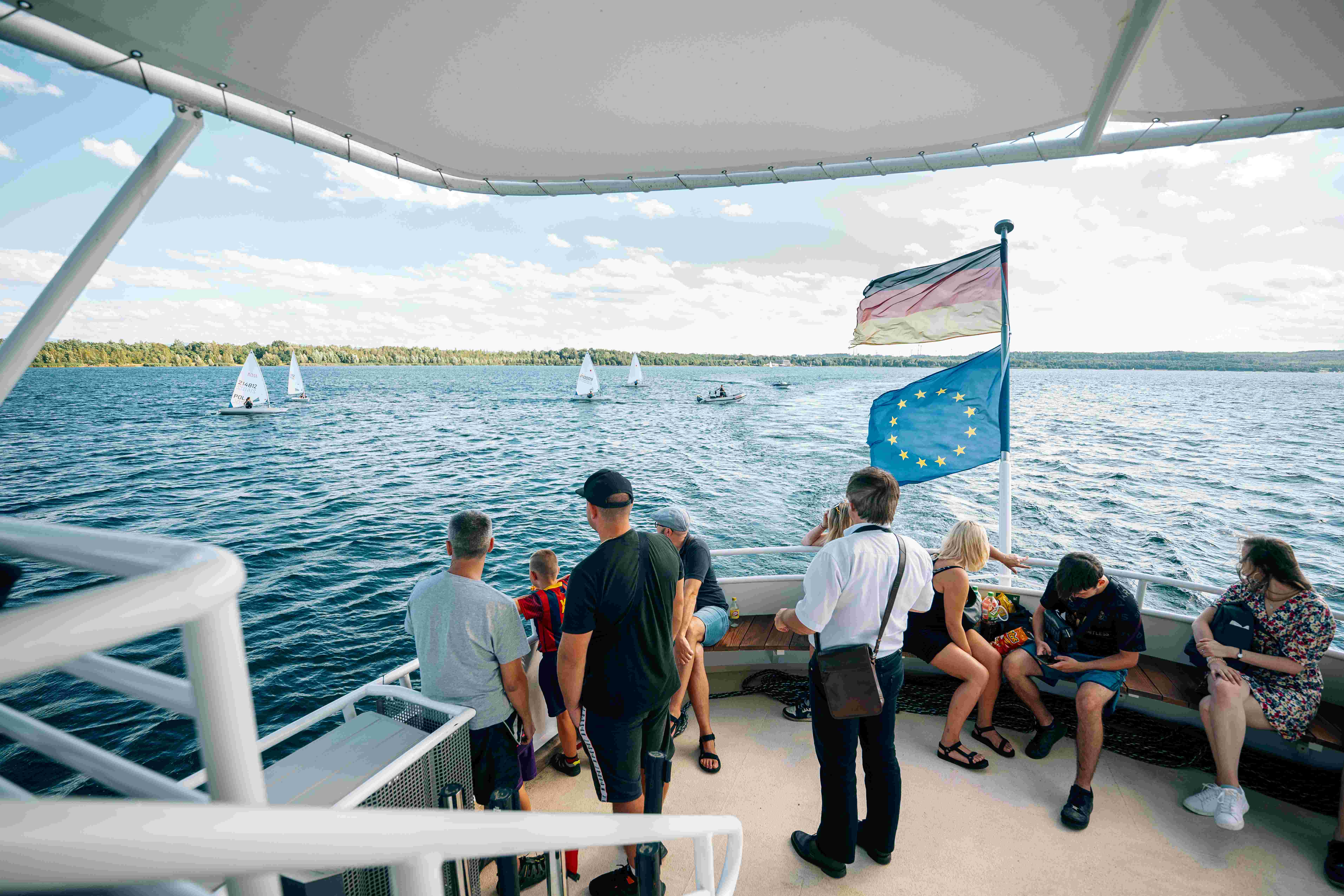 Passagiere stehen am Bug der EMS Berzdorf und schauen auf den Berzdorfer See