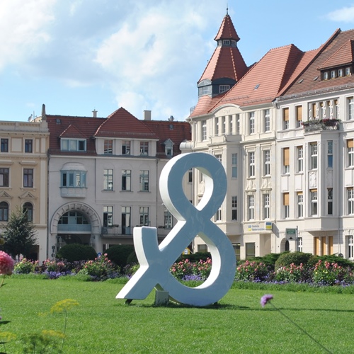 Ein großes Und-Zeichen steht auf dem Wilhelmsplatz in Görlitz
