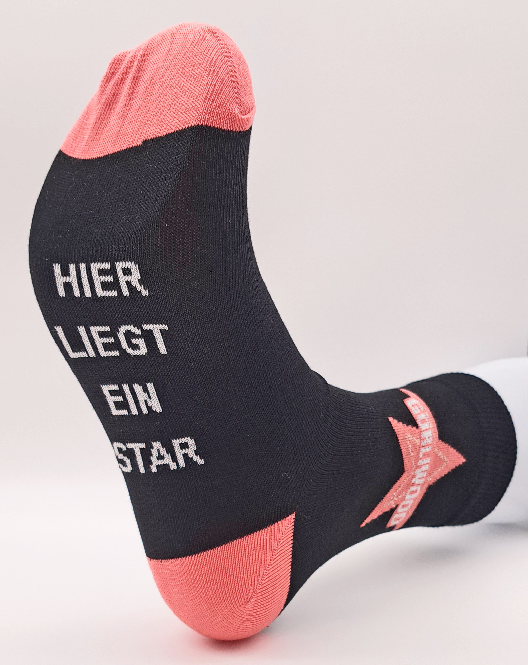 Hier gibt es die schwarze Socke mit den orangen Highlights an den Zehen und der Ferse. 