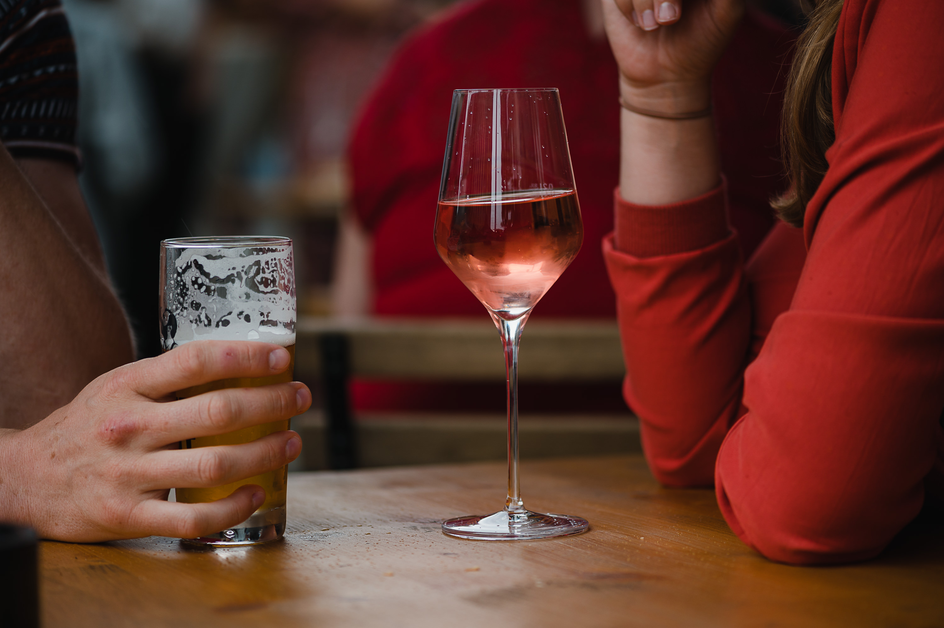 Personen drinken Bier und Wein