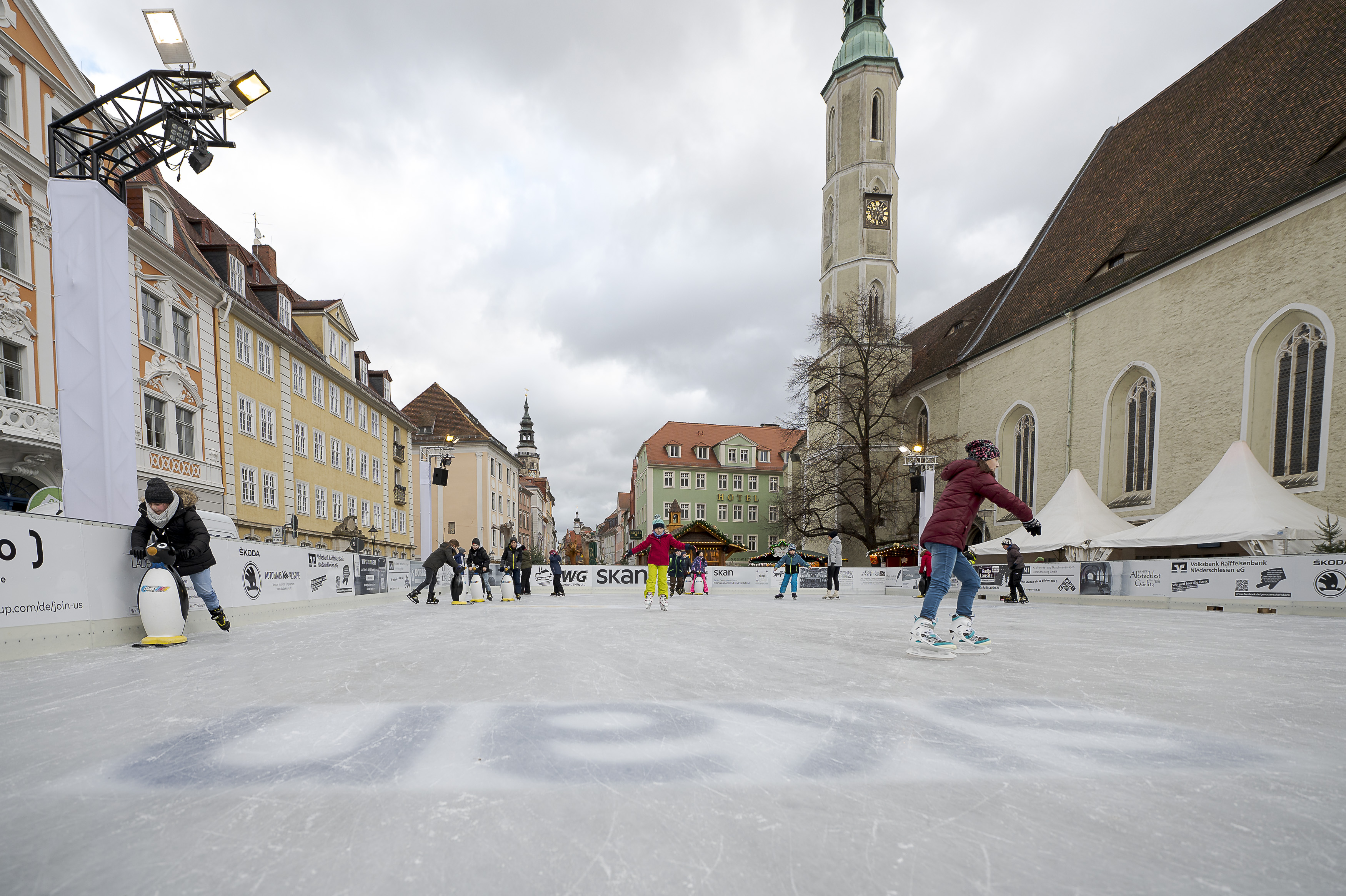 Obermarkt mit der Eisbahn und Menschen, die eislaufen