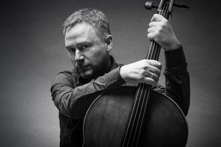 Auf dem schwarz-weiß Bild ist Cellist Jaroslaw Thiel zu sehen.