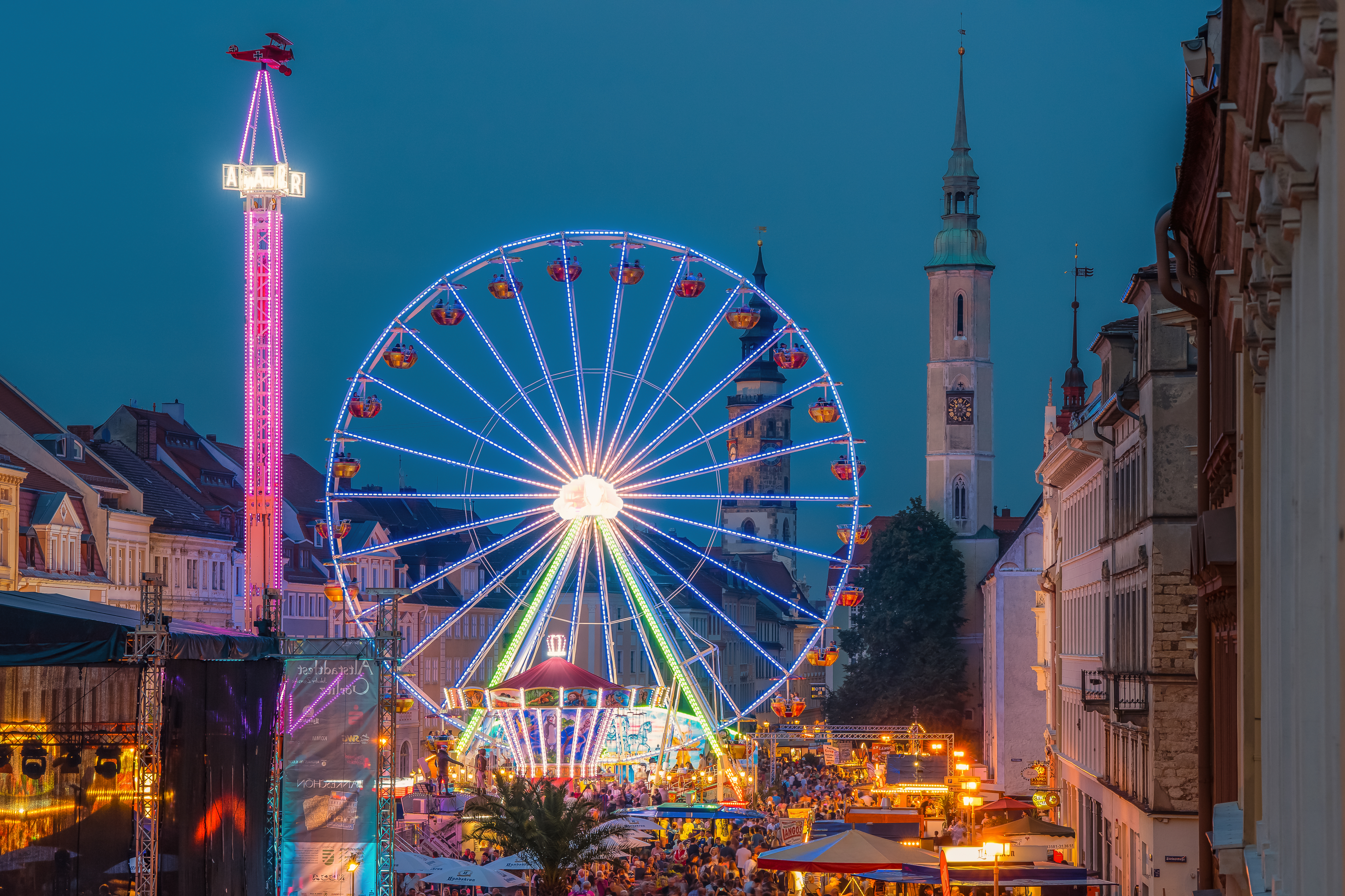 Beleuchtetes Riesenrad auf dem Altstadtfest