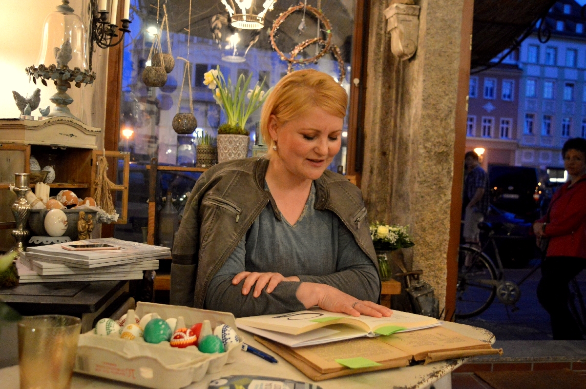 Eine Frau liest an einem Tisch.