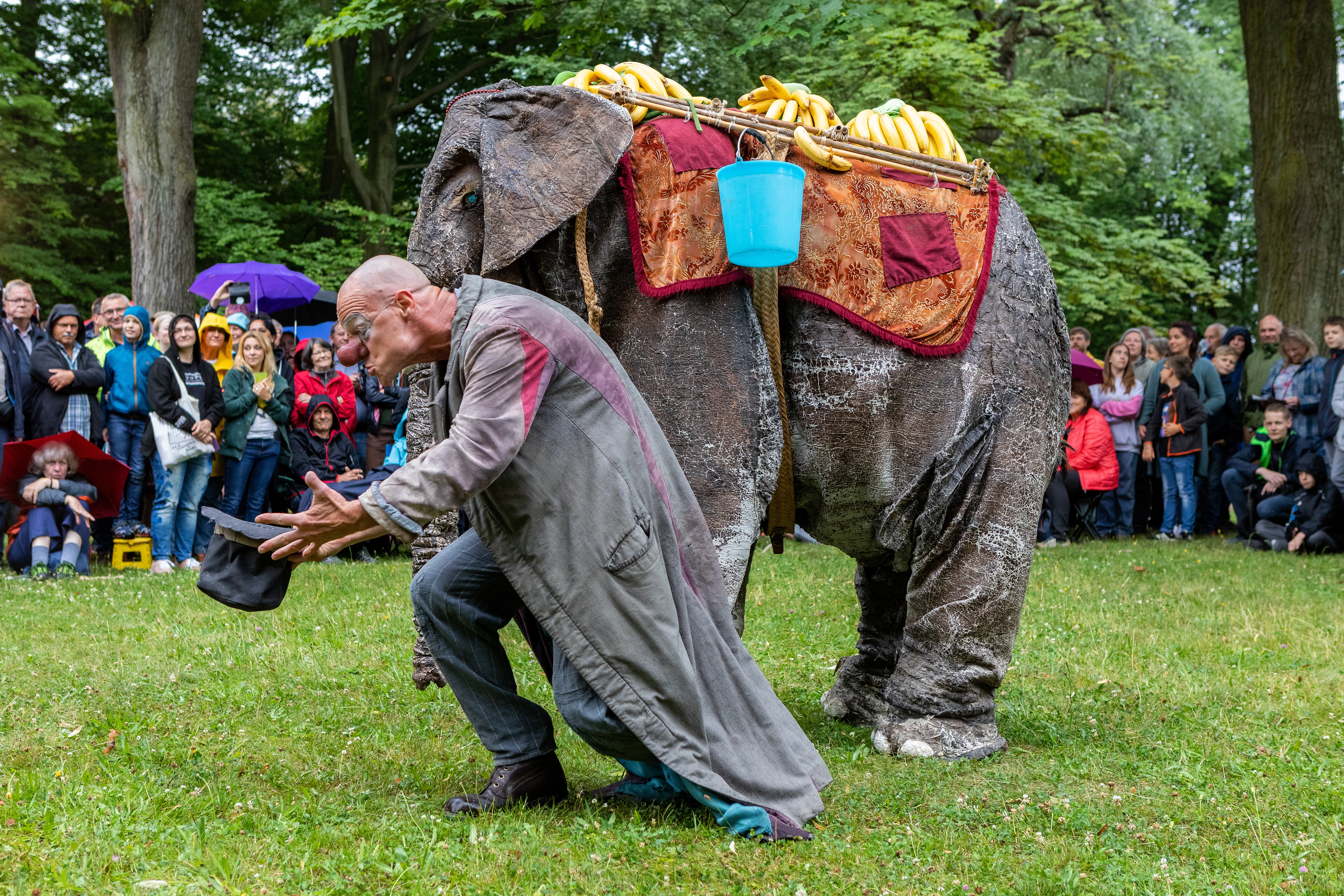 Schausteller mit Elefant