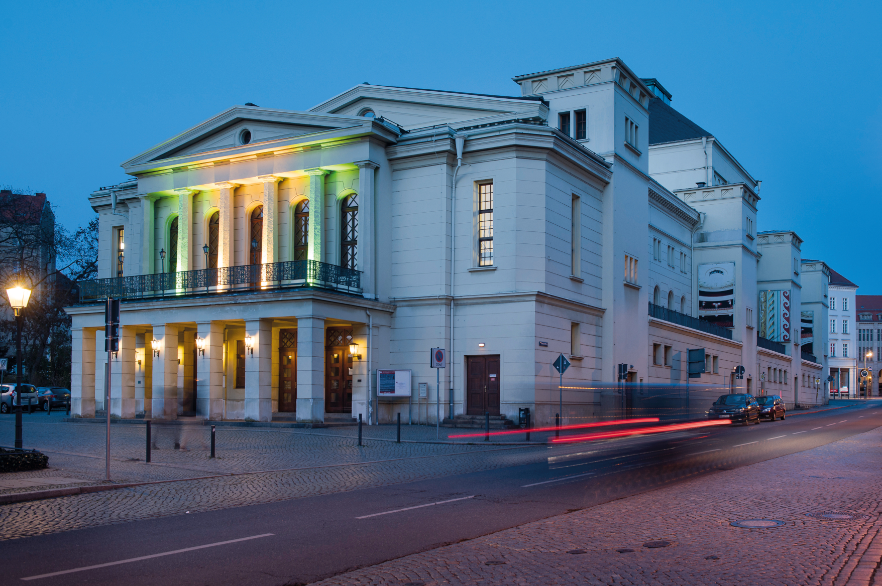 Das Görlitzer Theaterhaus wird von bunten Farben illuminiert.