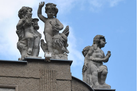 Skulpturen auf dem Stadthallendach