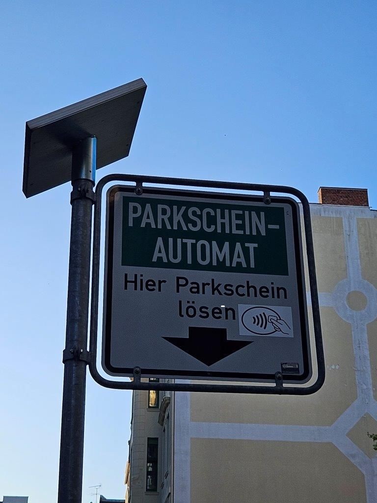 Hinweisschild Kontaktloses Zahlen an Parkscheinautomat